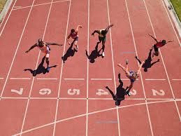 首圈，维斯塔潘起步良好抢到首位，皮亚斯特里挤进内线并过掉诺里斯上至第2，诺里斯第3。